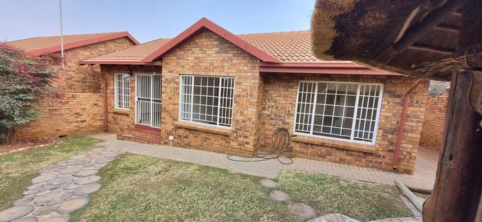 Highveld Townhouse For Sale: 3 beds, Lapa, double garage, no load shedding.