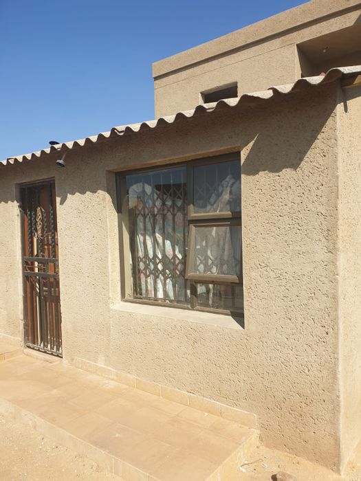 To Rent: Secure Naledi House, Open-Plan Living, Close to Amenities!