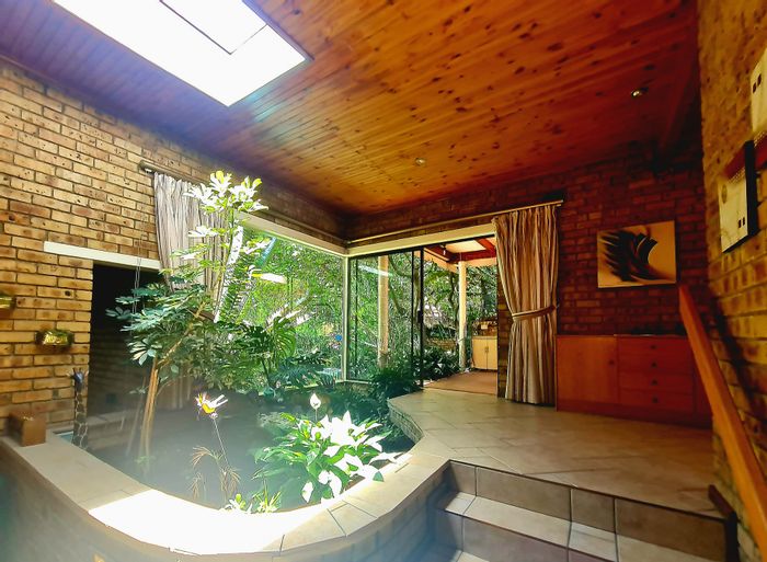 Boskruin House For Sale: 5 bedrooms, pool, garden, direct reserve access.