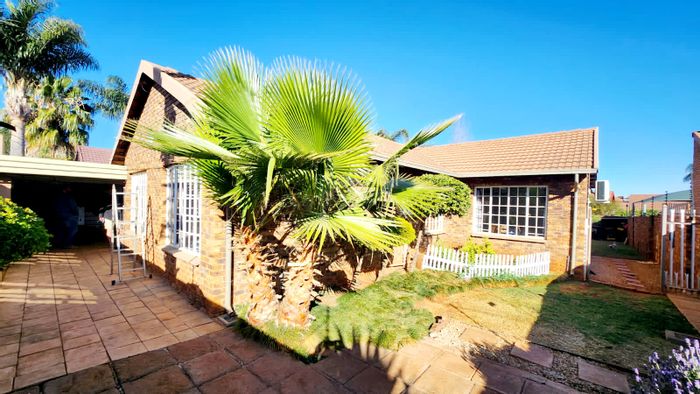 3-Bedroom Duet in Eldoraigne with Garden, Study, and Covered Patio for Sale!