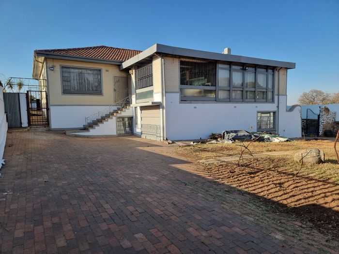 Spacious 6-bedroom house in Linmeyer with entertainment area and ample parking. For Sale.