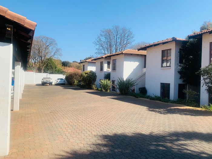 Apartment for Sale in Observatory: 2 Bedrooms, Golf Course Views, Communal Pool.