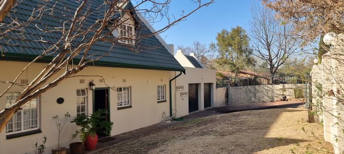 Spacious Paulshof Home For Sale: 5 Bedrooms, Pool, Garden & Staff Accommodation!