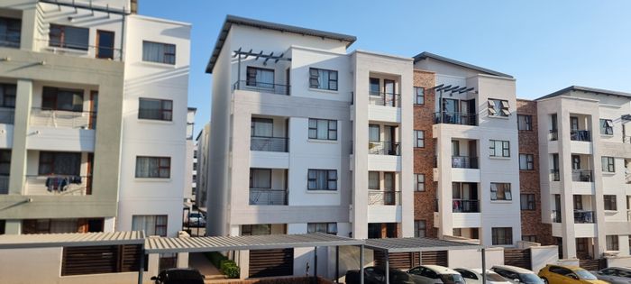 For Sale: 2-Bedroom Apartment in Ferndale with Pool, Clubhouse, and 24-Hour Security.