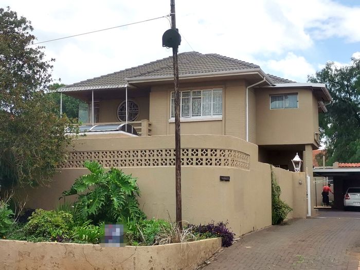 Spacious Family House for Sale in Highlands North with Garden and Modern Kitchen!