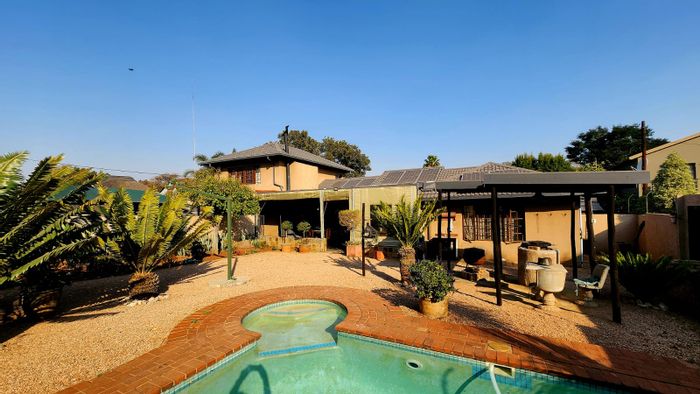 Eldoraigne House For Sale: 4 Bedrooms, pool, study, spacious living areas.