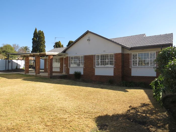 De Klerkshof House To Rent: Three bedrooms, spacious garden, garage, and carport.