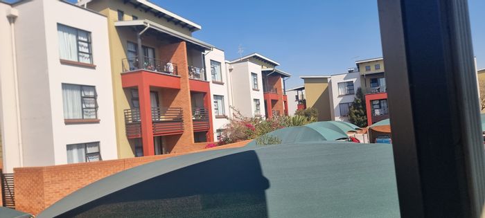 Douglasdale Apartment For Sale: Private garden, 2 bedrooms, pool, secure parking.