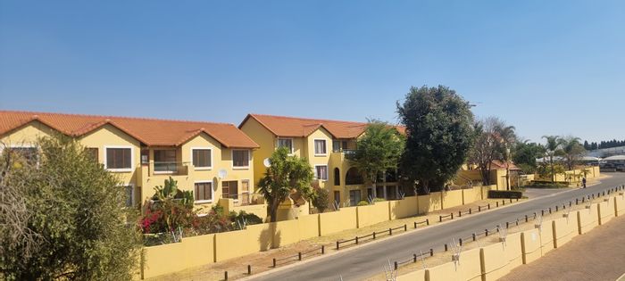 Sundowner Apartment For Sale: 2 bedrooms, balcony views, near Northgate Mall.