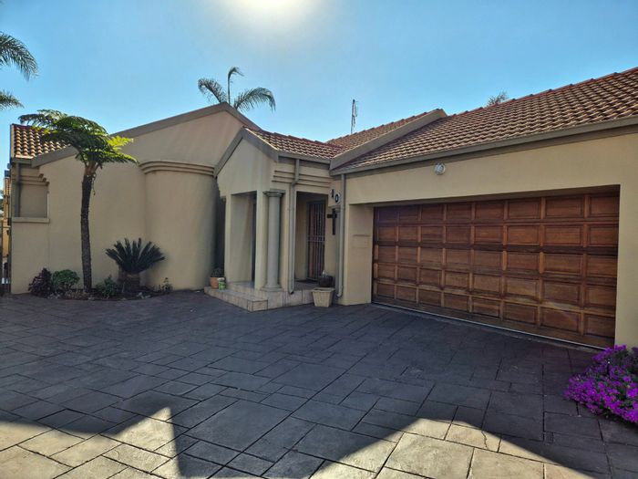 Eldoraigne Townhouse For Sale: 3 Bedrooms, Pool, Garden, and Double Garage.