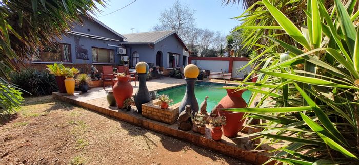 Valhalla House For Sale: 6 bedrooms, pool, flatlet, and bachelor pad included.