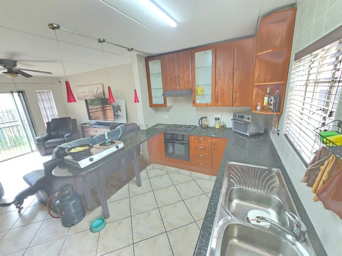 Wilgeheuwel Townhouse For Sale: 2 beds, gazebo, pet-friendly, secure complex.