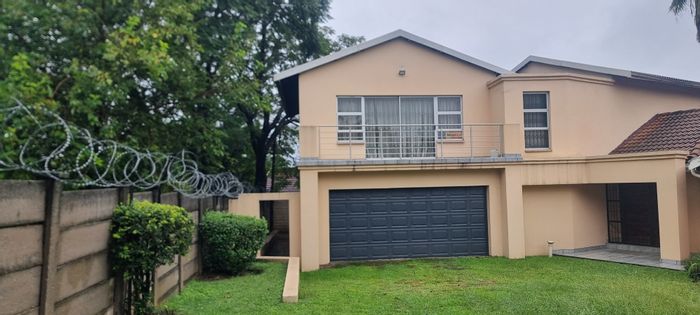For Sale: Spacious Bloubosrand house with 4 bedrooms, double garages, and staff quarters.