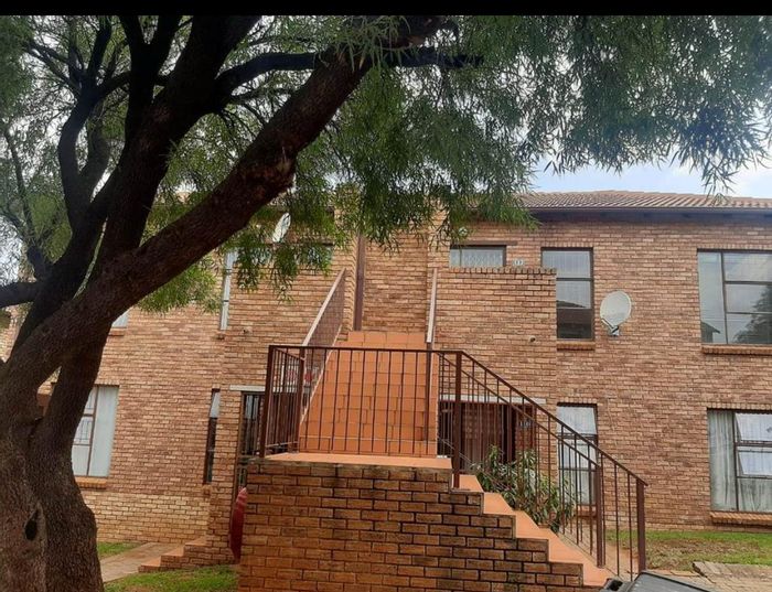 For Sale: 2-Bedroom Apartment in Wilgeheuwel with Pool and 24/7 Security.