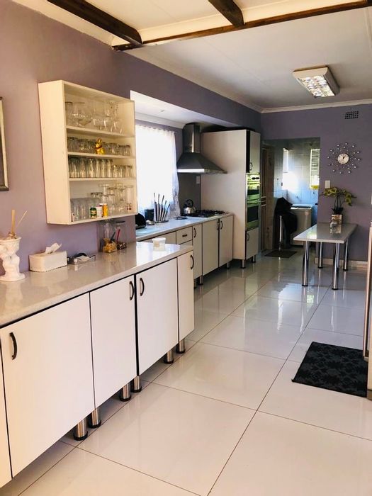 For Sale: House in Bruma with 4 beds, pool, cottage, and secure parking.