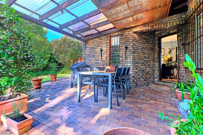 River Club Townhouse For Sale: 2 beds, garden, pool, secure living.