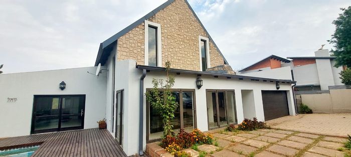 Kyalami Glen Estate House For Sale: Pool, bar, spacious living, secure community.