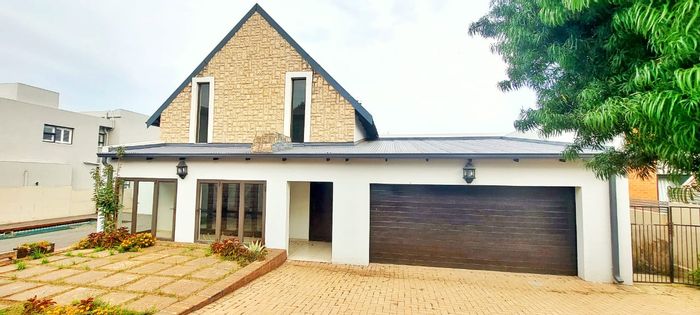 Kyalami Glen Estate House For Sale: Pool, bar, spacious living, secure community.