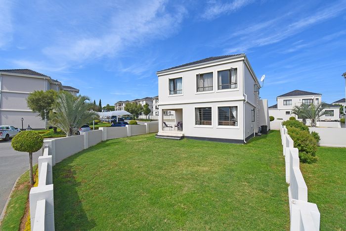 For Sale: Cluster in Summerset with 4 bedrooms, clubhouse, and 24-hour security.