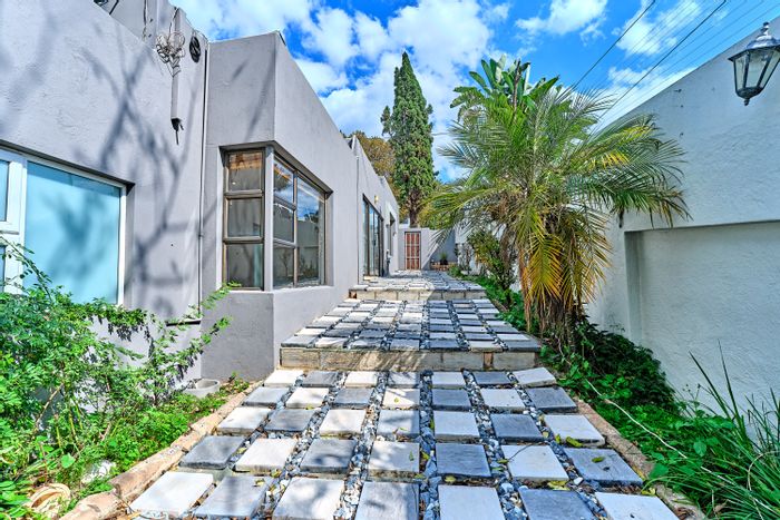 Parkmore Cluster To Rent: 4 beds, pool, garden, security, close to amenities.