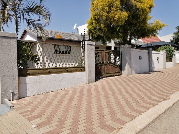 For Sale: House in Bendor Ext 17 with 4 Bedrooms, Cottage, and Double Garage.