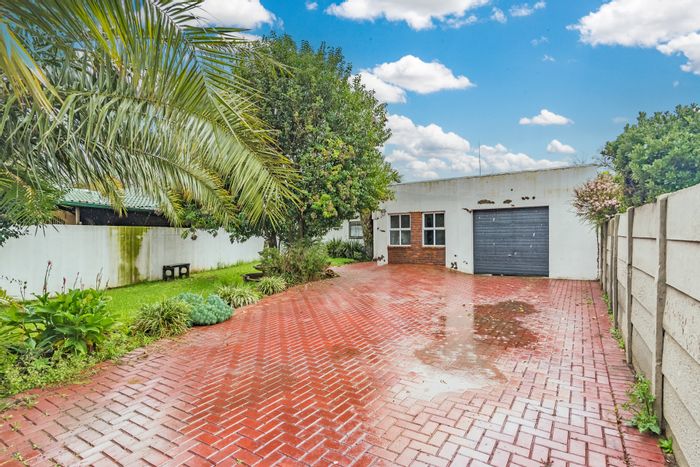 Dersley House For Sale: 4 bedrooms, pool, patio, garage office, garden access.