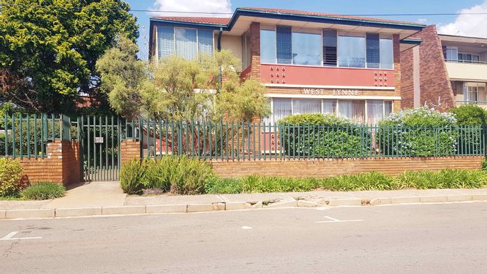 Florida Flat For Sale: 2-bed, garage, balcony, near schools and shopping.