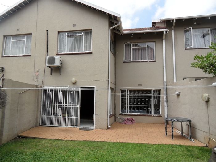 Lyndhurst Townhouse For Sale: 3 Bedrooms, private garden, near amenities.