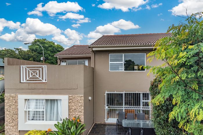 Kensington Townhouse For Sale: 2 beds, private patio, secure complex, intercom access.