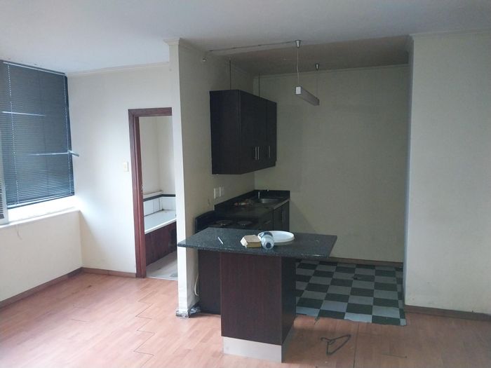 Bachelor apartment in Johannesburg Central, 24-hour security, prepaid utilities, to rent.