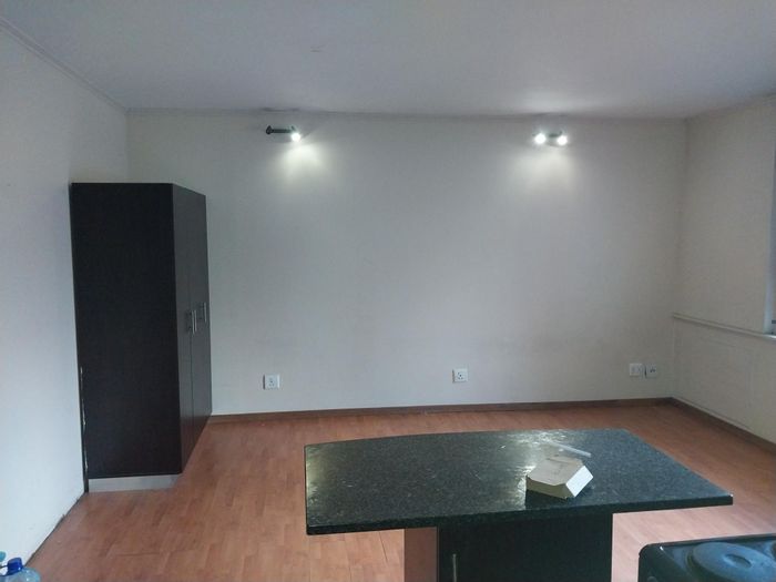 Bachelor apartment in Johannesburg Central, 24-hour security, prepaid utilities, to rent.