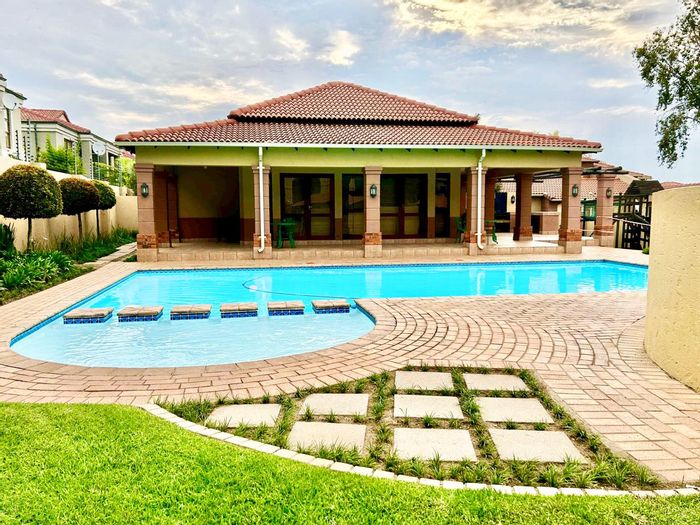 Sunninghill Townhouse To Rent: 3 beds, pet-friendly garden, clubhouse, 24/7 security.