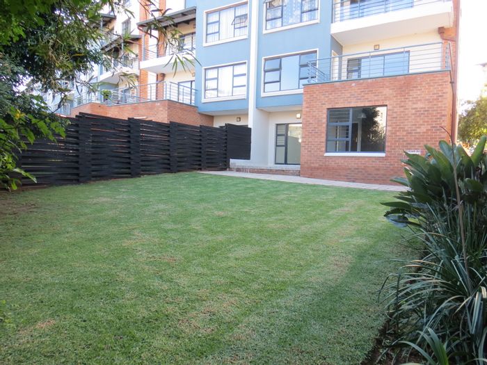Ground floor apartment in Greenstone Hill with garden, pool, and clubhouse amenities. To Rent.
