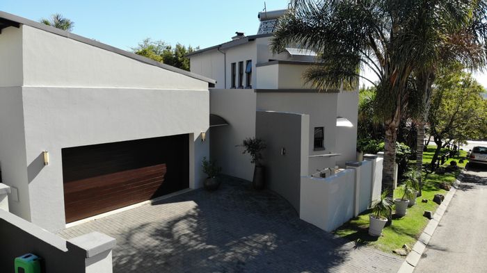 House To Rent in Greenstone Hill: 4 bedrooms, pool, garden, double garage.