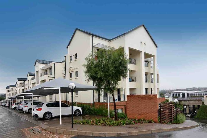 For Sale: Apartment in Greenstone Hill with 3 bedrooms, pool, and 24/7 security.