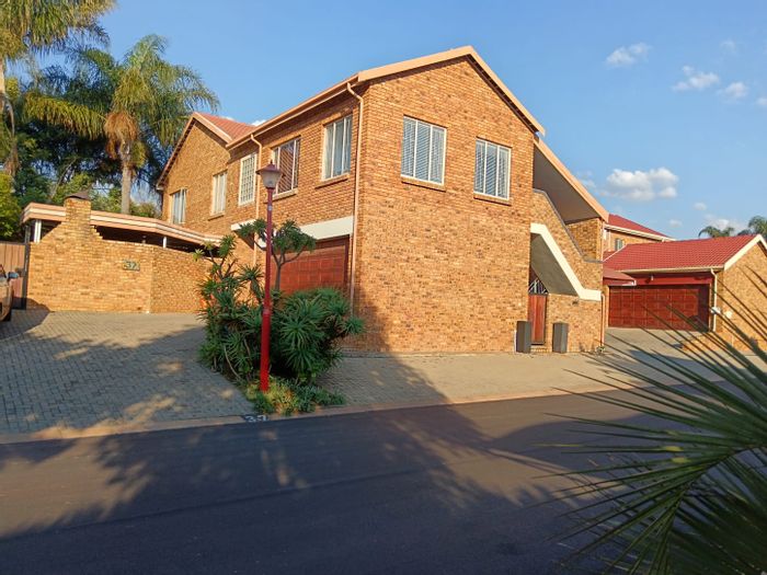 Amberfield House For Sale: Spacious family home with flatlet, study, and parks.