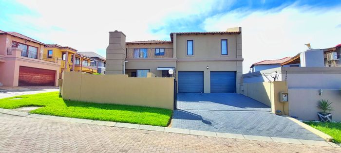 For Sale: House in Halfway Gardens with open-plan living, pet-friendly estate, and balcony.