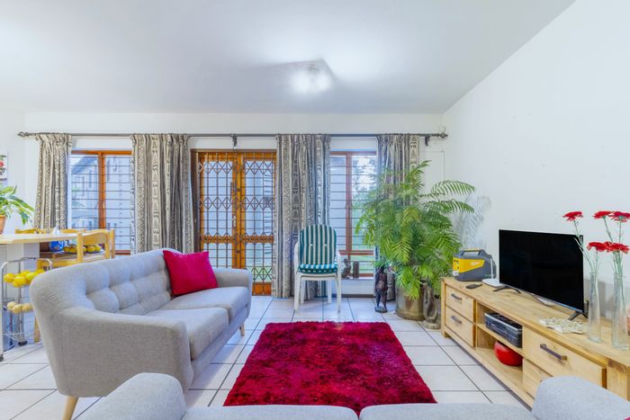 Paulshof Apartment For Sale: Ground-floor unit, garden, pools, 24/7 security, great location.