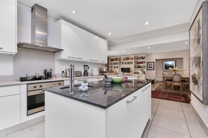 Hurlingham Apartment For Sale: 4 bedrooms, pool, security, private garden, parking.