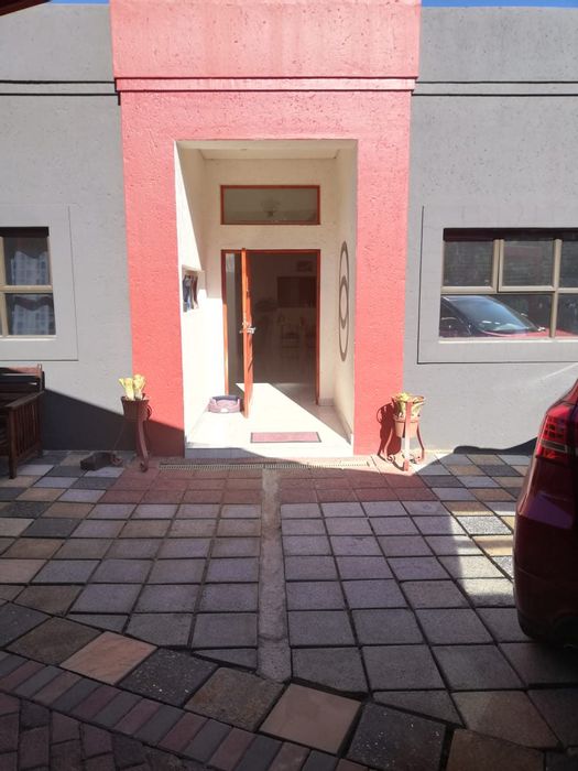 5-bedroom house with pool and parking in Sandringham, To Rent.