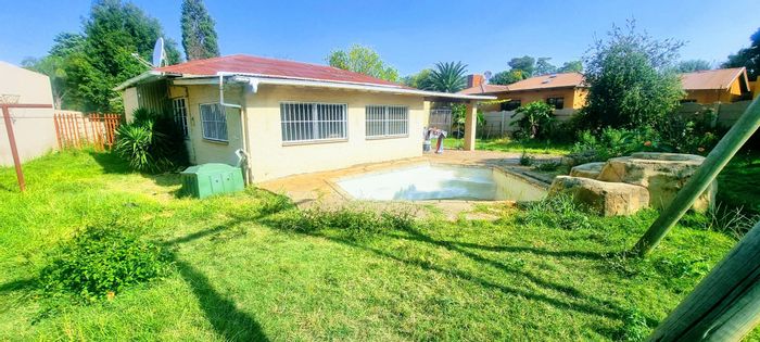 Wychwood House For Sale: 3 Bedrooms, Pool, Cottages, and Ample Parking.