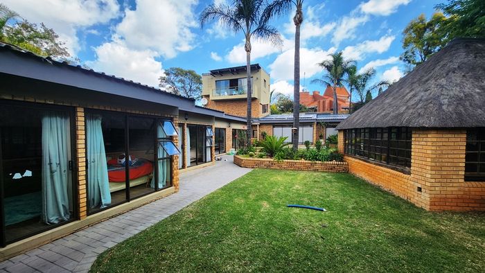 Eldoraigne House For Sale: 5 beds, pool, gym, flatlet, ample parking.