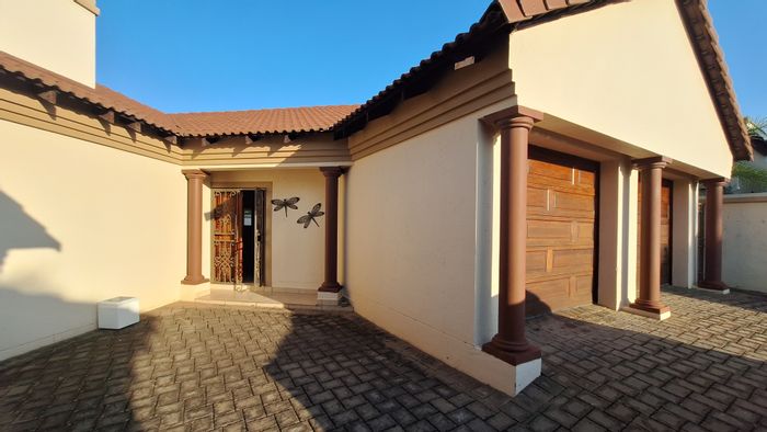 3-Bedroom House in Thatchfield Hills For Sale with garden, workspace, and double garage.