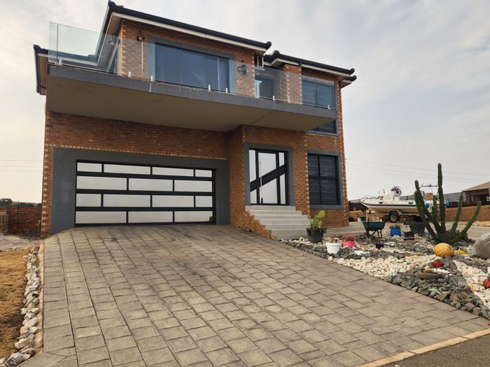 For Sale: House in Summer Place Estate with pool, garden, and dam access.