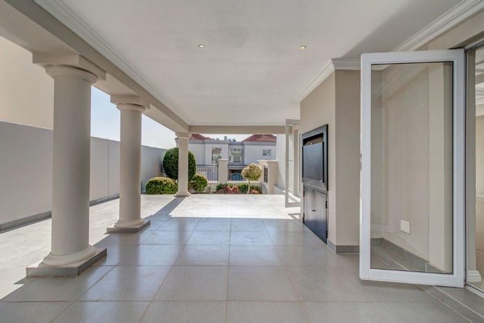 To Rent: Cluster in Hyde Park with 3 ensuites, large garage, top security.