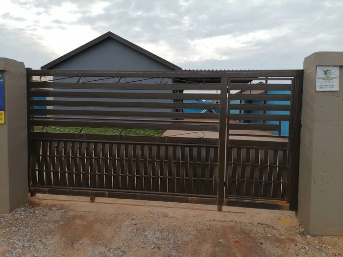 For Sale: House in Toekomsrus with 2 beds, security walls, near amenities.