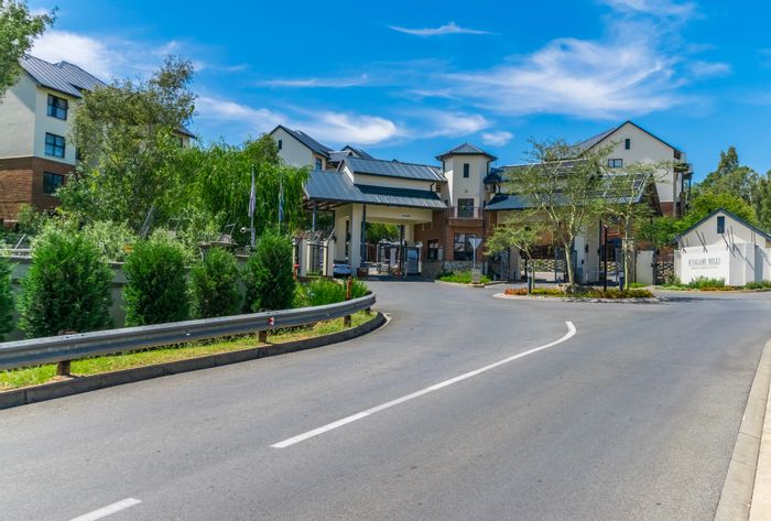 Kyalami Hills Apartment For Sale: 2 beds, pool, gym, balcony views, great location.