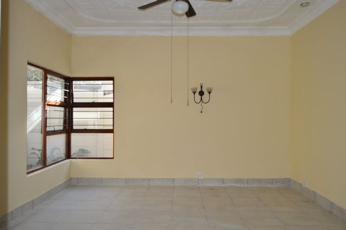 For Sale: House in Orange Grove with flat, garage, and pool potential.