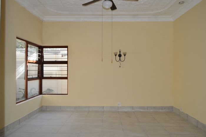 For Sale: House in Orange Grove with flat, garage, and pool potential.