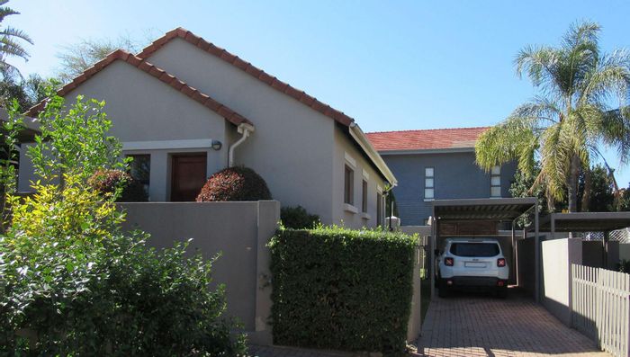 Maroeladal Townhouse For Sale: 2 beds, secure estate, garden, close to amenities.